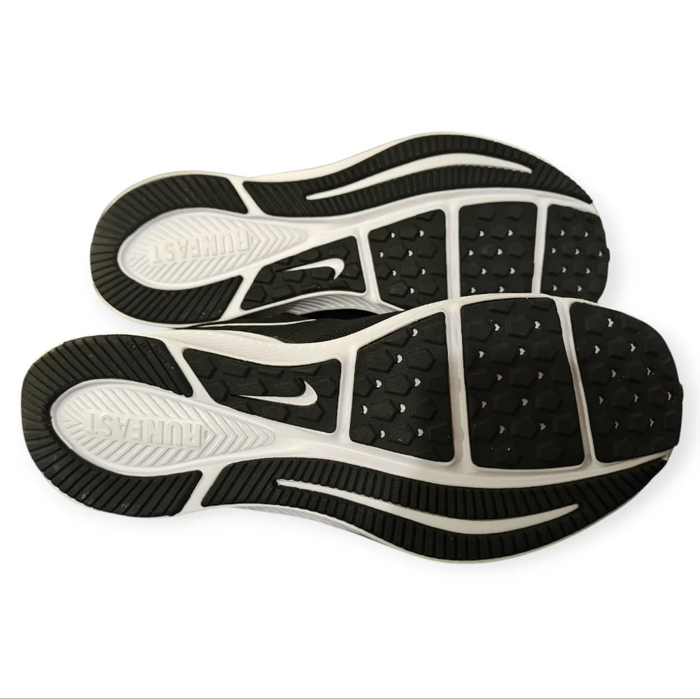 Size 4 Y Nike Running Shoes Boys Nike Sneakers Like New!! - Picture 6 of 6